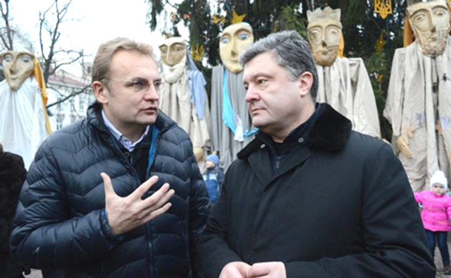 Порошенко считает, что Садовый делает большую политику на мусоре