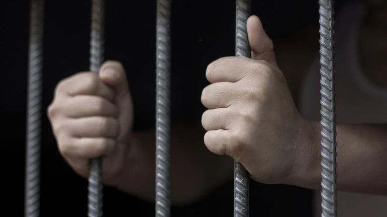 Заманивал сладостями: в Полтавской области мужчина получил 14 лет тюрьмы за изнасилование трех детей