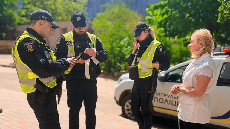 Слуга из Кривого Рога похвасталась 11-летней дочерью за рулём авто, её оштрафовали