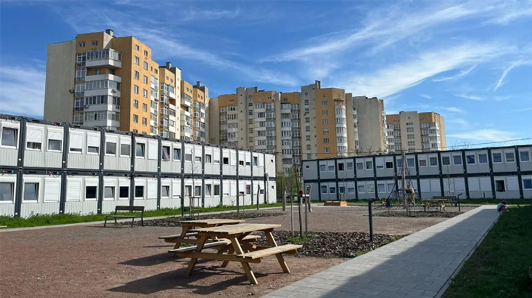 Тимчасове, але постійне. Що тримає тисячу переселенців у модульному прихистку у Львові