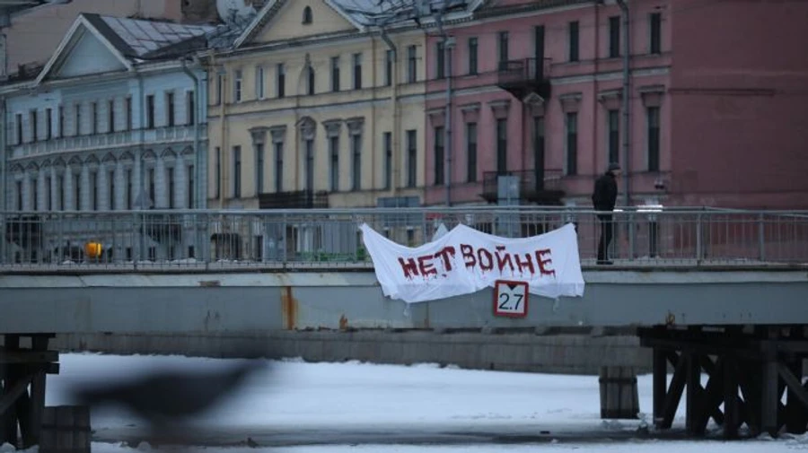 Survey finds more people in Russia support peace talks than hostilities 