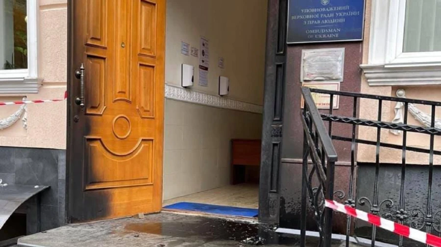 Чоловіку, який кинув коктейль Молотова в офіс Денісової, дали п’ять років