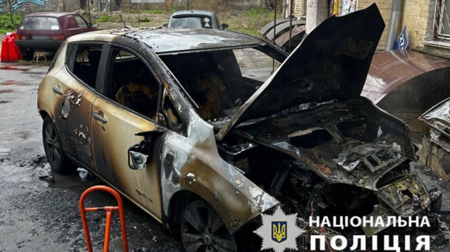 На месте поджога авто в Киеве задержан мужчина