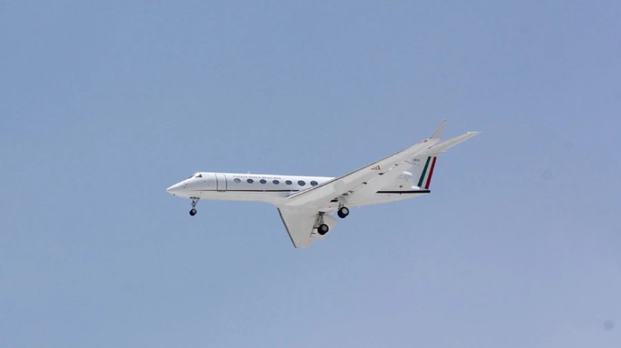 Зеленский повторно ввел санкции против трех самолетов, которых переоформили на другие компании