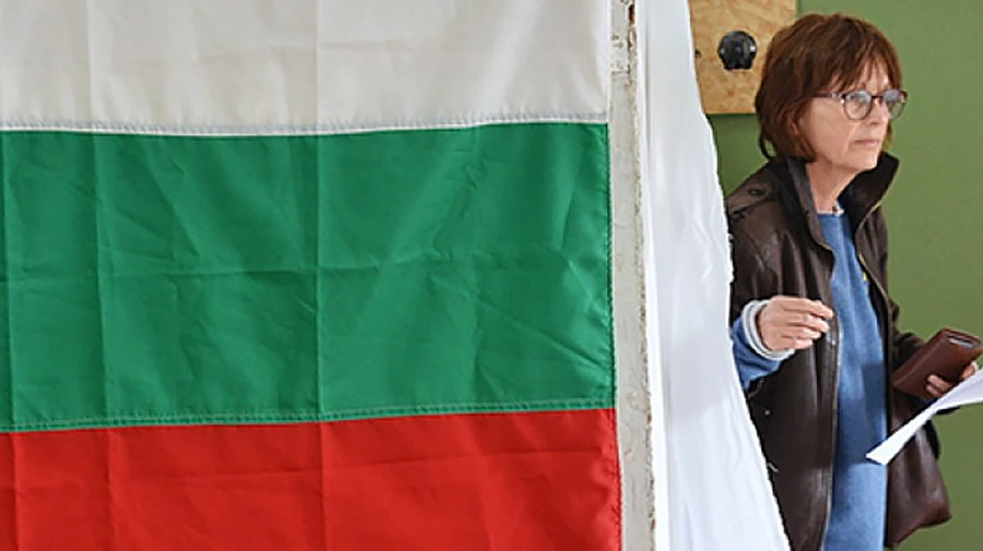 Выборы в Болгарии: шоумен минимально отстает от партии власти