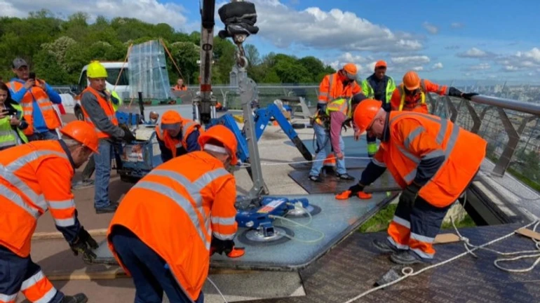 В Киеве открыли мост Кличко после очередного ремонта стекла