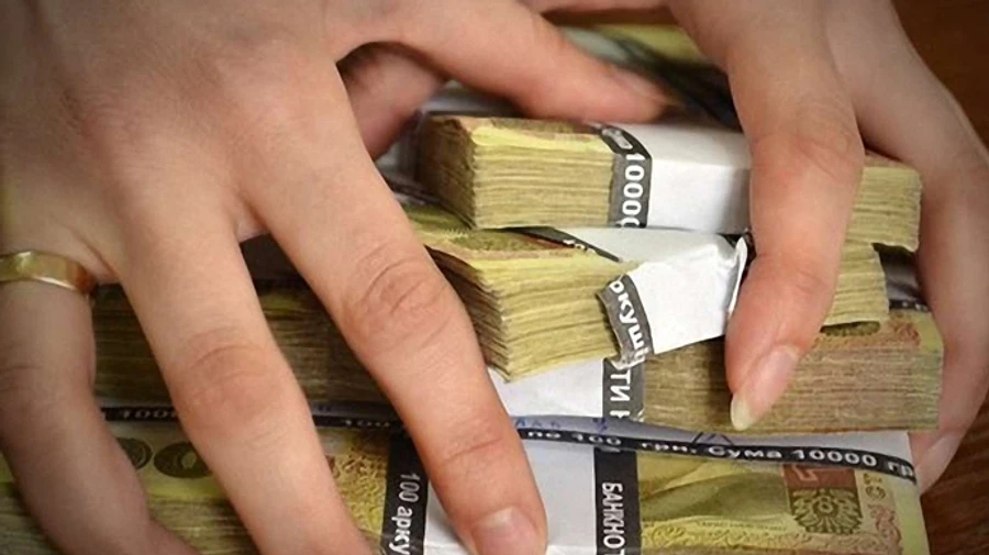 Працівниця банку 10 років обкрадала клієнта, а потім зникла з награбованим