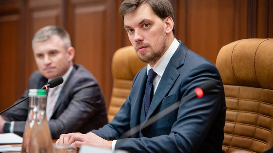 Наибольшую гривневую зарплату получал премьер Гончарук