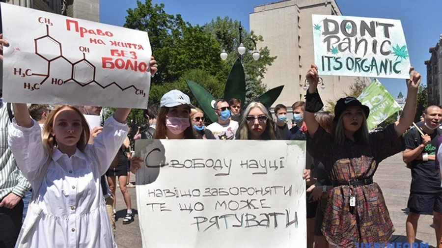 Під Офісом президента вимагають легалізувати медичний канабіс