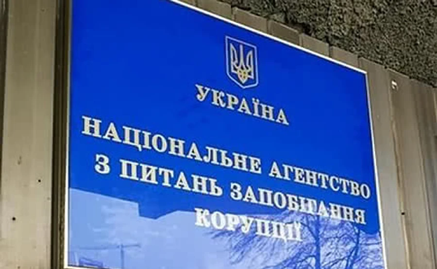 НАПК не проверило возможную коррупцию Порошенко – суд открыл производство