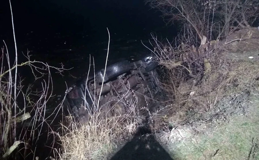 Спасатели вытащили из пруда внедорожник с 4 погибшими