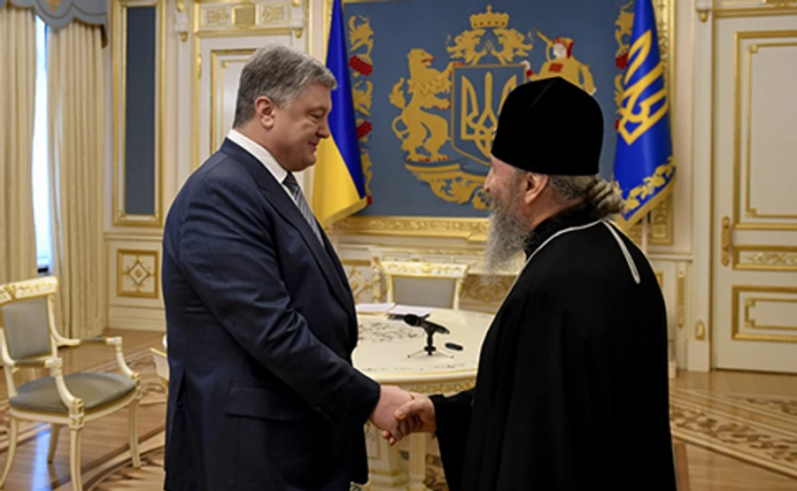Порошенко подписал закон, обязывающий УПЦ МП изменить название