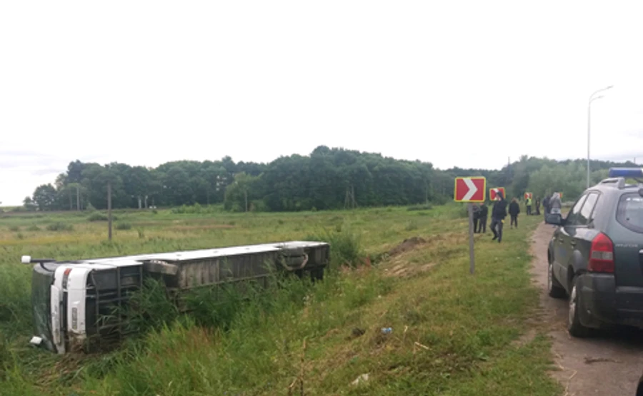 На Ровенщине перевернулся рейсовый автобус: 7 пострадавших