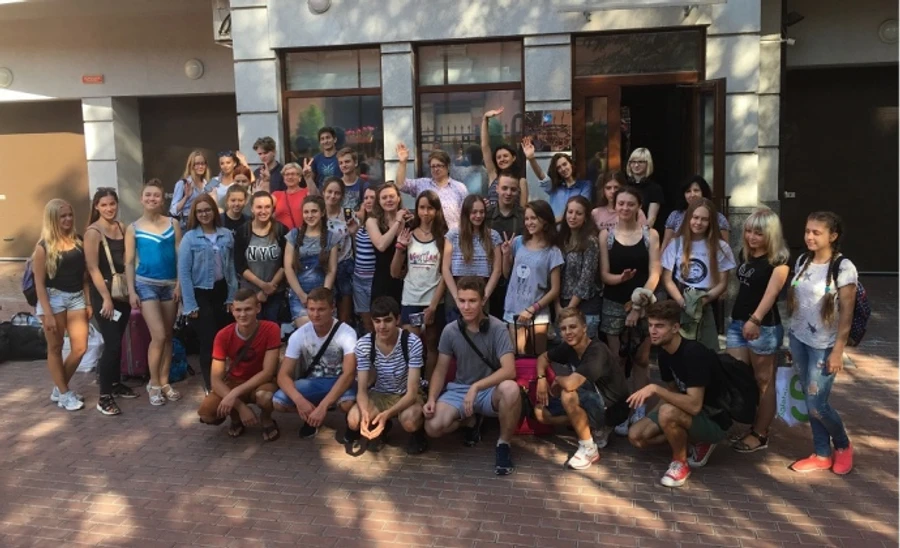 Скандал з українськими школярами в РФ: Міносвіти каже, що все законно