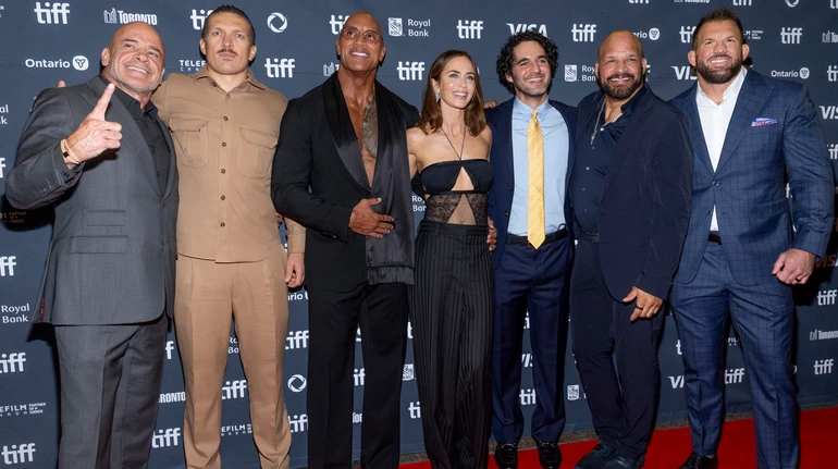 Сльози Двейна Джонсона та дебют Усика в Голлівуді: перші враження від фільму Незламний