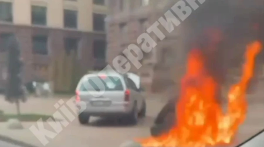 Чоловік підпалив купу шин перед КМДА на Хрещатику