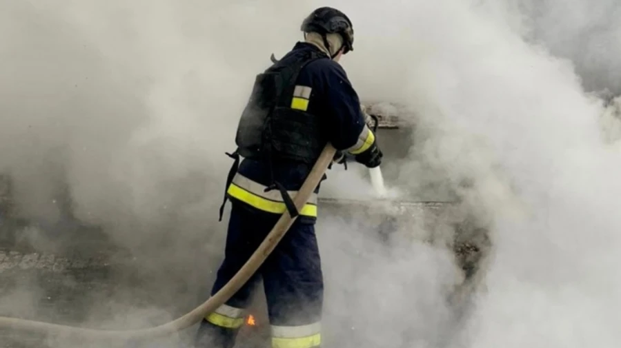 Russia attacks Mykolaiv with Shahed drones: roof of high-rise building on fire