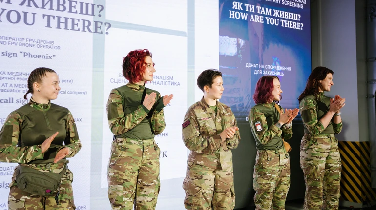 Мрію бачити, як росте моя молодша сестра: одкровення військових-героїнь фільму Як ти там живеш?