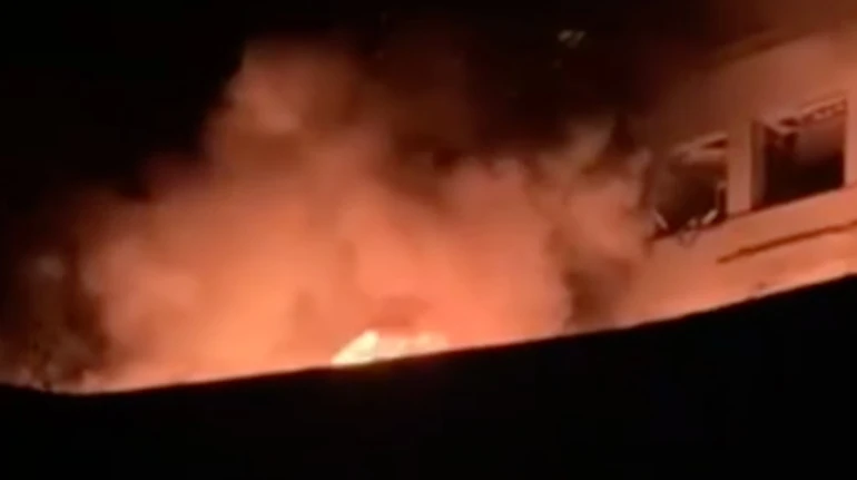 Російська армія вдарила по Дніпру: спалахнула адмінбудівля, є поранена людина