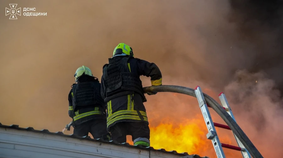 Росіяни атакували склади з гумдопомогою в Одесі: вирувала пожежа