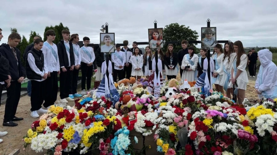 High school graduates spend their last school day at grave of classmate killed by Russians – photos, video