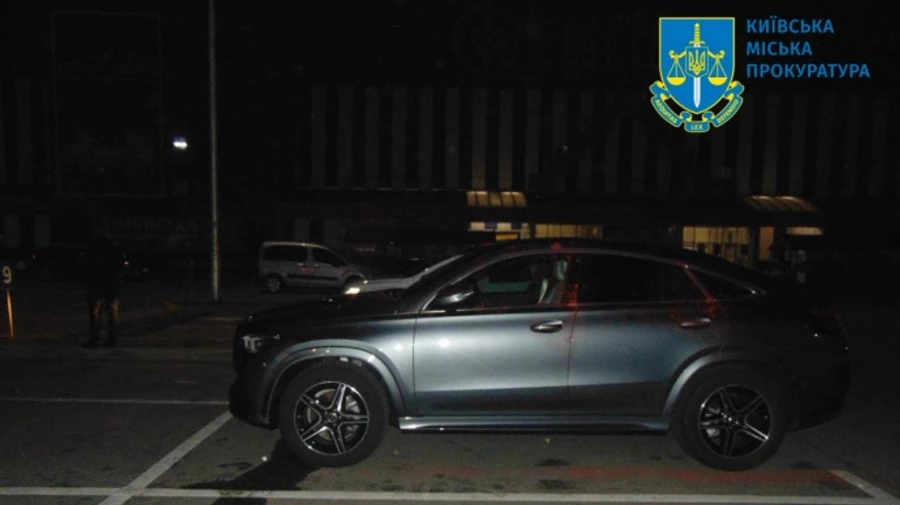 На паркінгу ТРЦ у Києві з ножем напали на бізнесмена, намагаючись викрасти його Мерседес