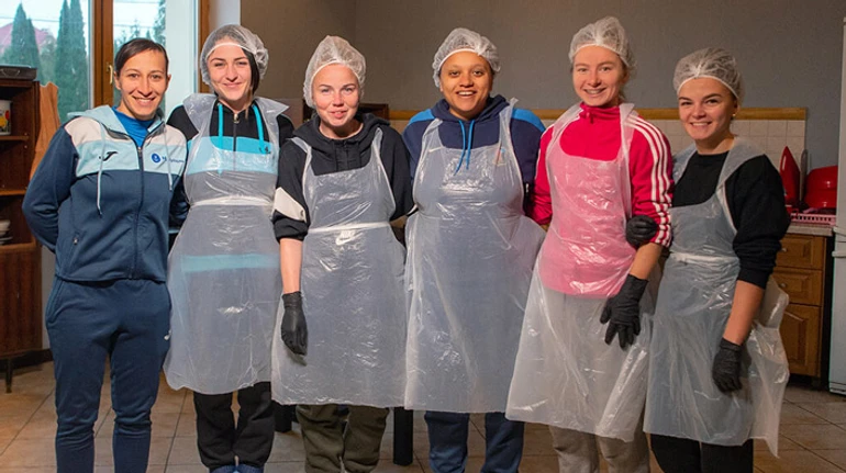 Мы из Мариуполя. Почти рождественская история о команде из города Марии, чудесах, футболе, Месси и спасательной операции