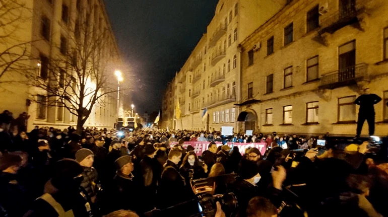 Головні новини неділі і ночі: мітингарі під ОП, 92 тисячі військових РФ біля України