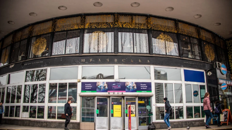 Біля столичного метро стався вибух, постраждалий у важкому стані