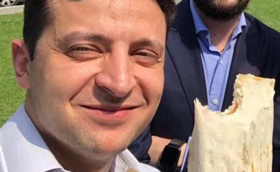 Зеленский сделал селфи с шаурмой
