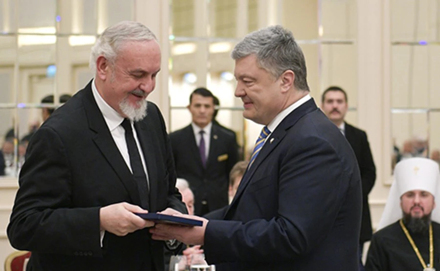 Порошенко вручил ордена священнослужителям Вселенского патриархата