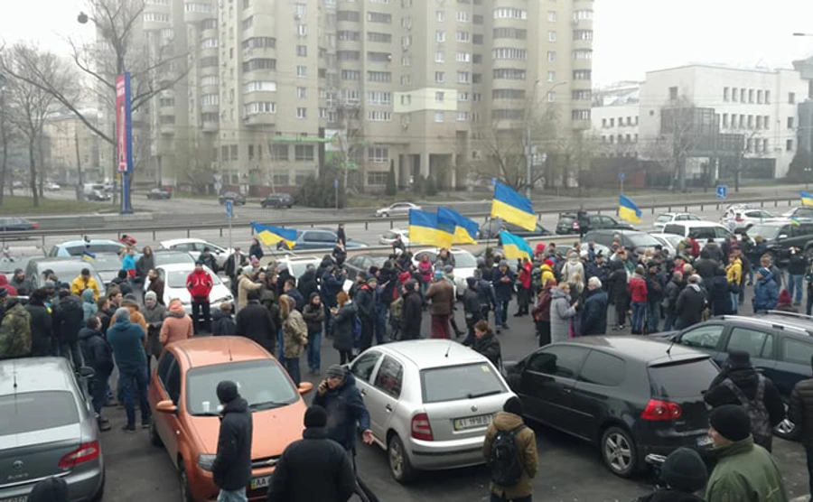 Автомайдан поїхав до Луценка з картатою ковдрою