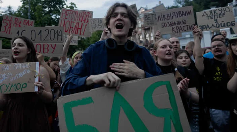 Будущее под угрозой: как атака на антикоррупционные органы повлияет на путь Украины в ЕС