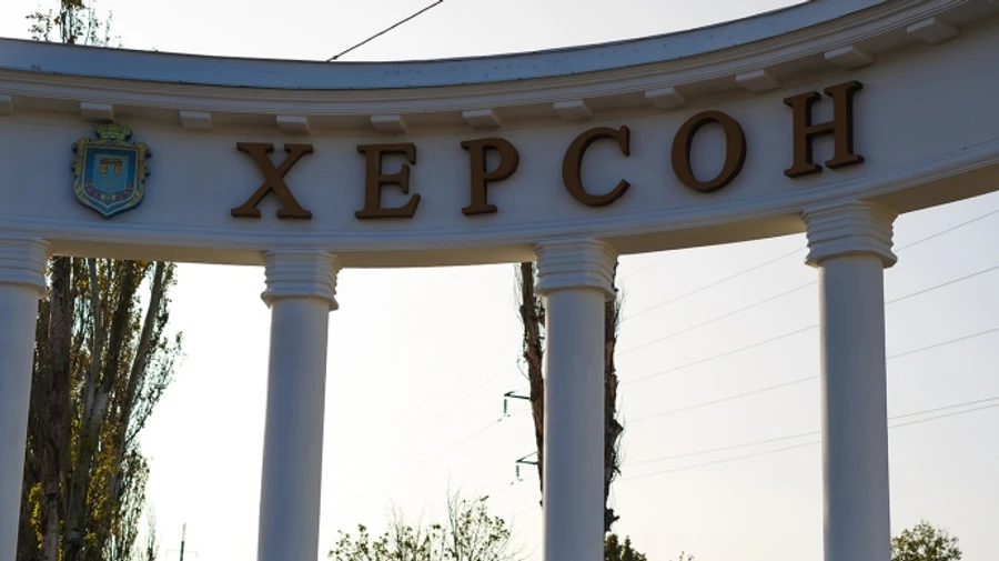 Росіяни з БпЛА скинули вибухівку на вулицю Херсона: постраждала жінка та двоє дітей