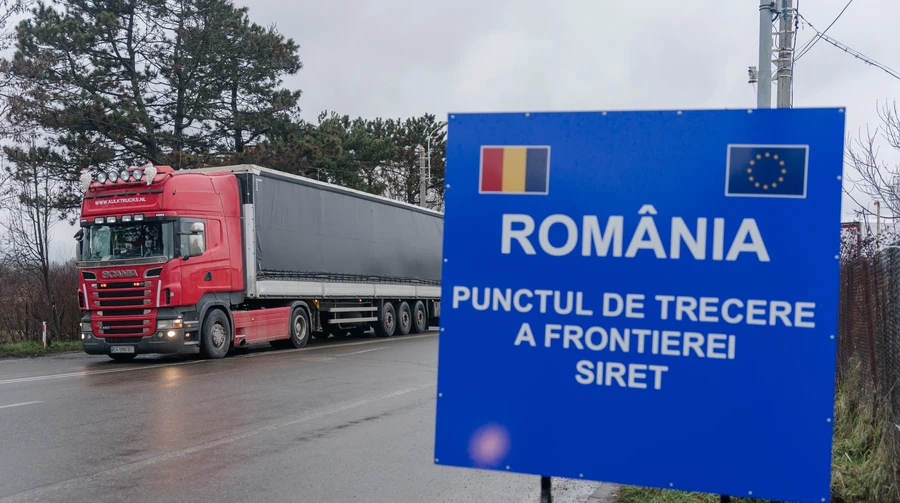 Two Ukrainian women were fined at the border for trying to smuggle $60,000 to Romania