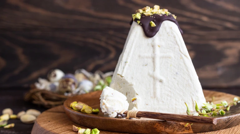 Який сир покласти в кошик? Рецепти сирної паски, солодкої грудки та запеченого сиру на Великдень