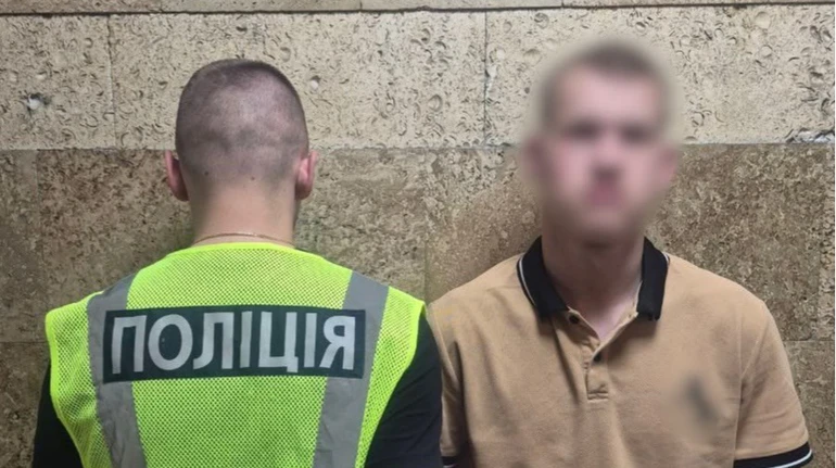 У Києві компанія перед камерами прив’язала чоловіка до дерева та закатувала його до смерті