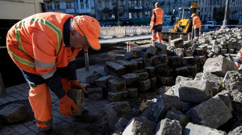 В країні війна, а влада робить ремонти. Чи можна витратити ці гроші на армію?