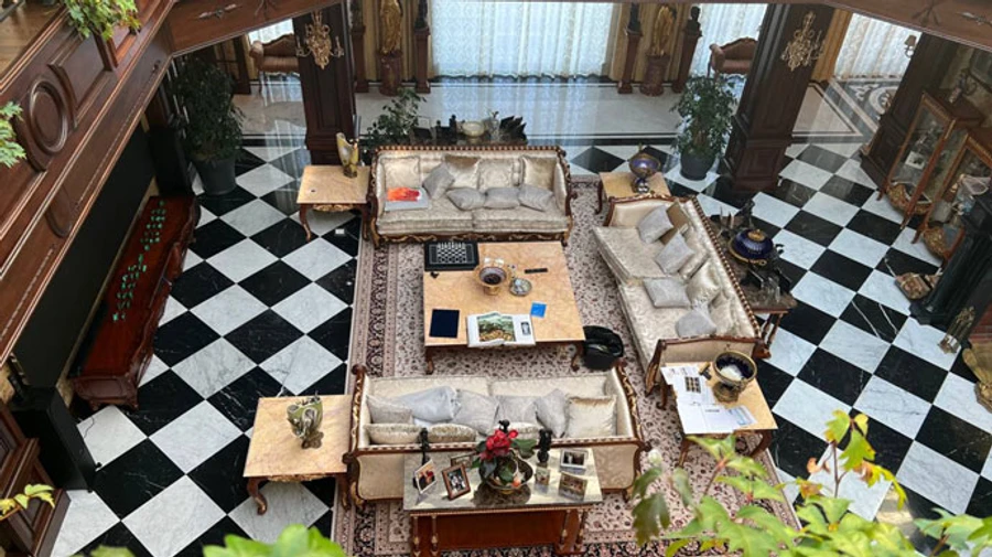 Wigs, a sledgehammer, gold bars and a lot of icons – Russian media prints photos alleged to be from Prigozhin's house