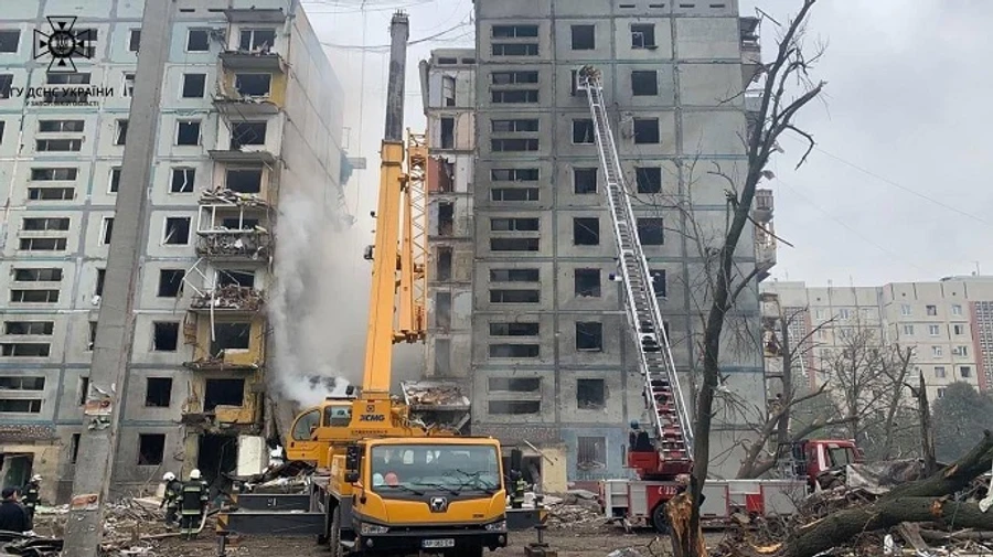 Россияне снова атаковали Запорожье, ударили ракетой в жилой дом