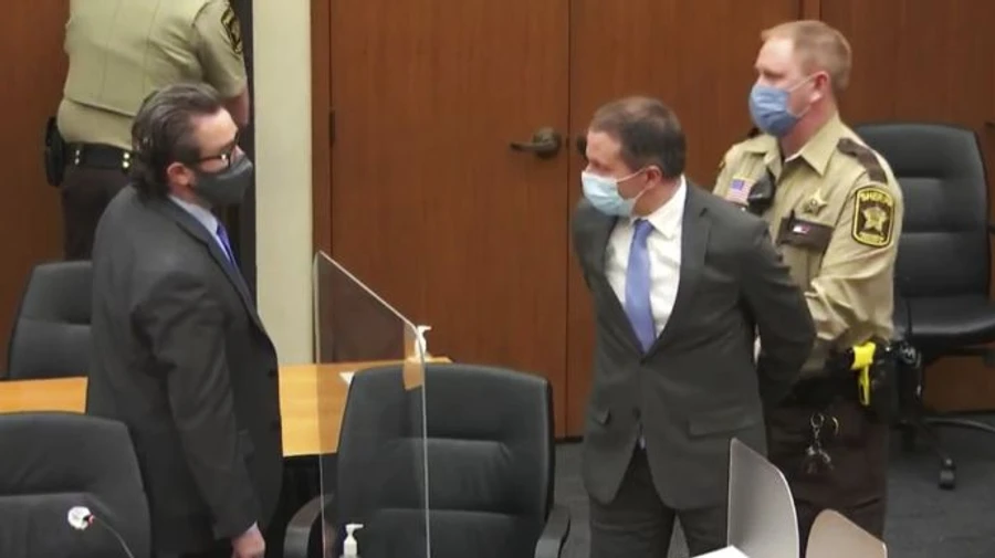 Убийство Флойда: признанный виновным полицейский хочет повторного суда