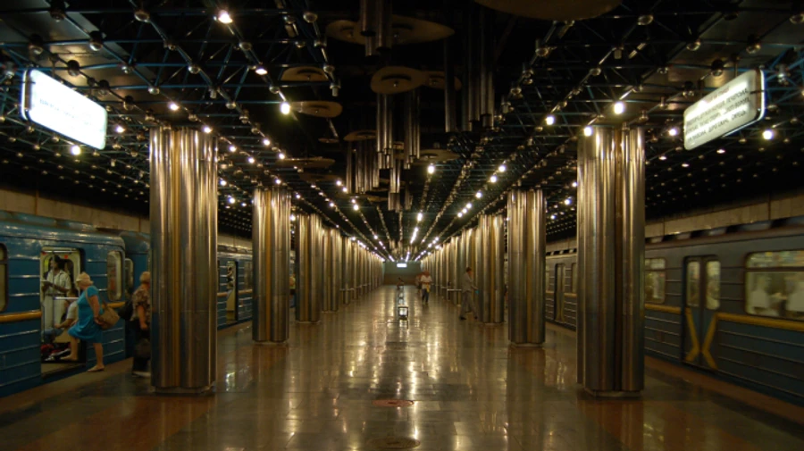 За замечание о маске мужчина напал на полицейского в метро Киева: останавливали выстрелом