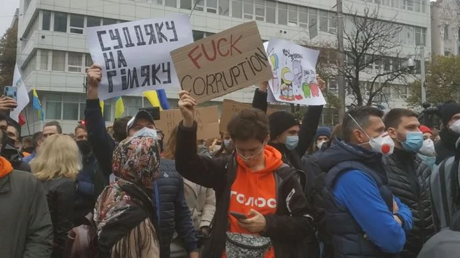 КС потерял доверие 60% украинцев, столько же поддержки у идеи его роспуска