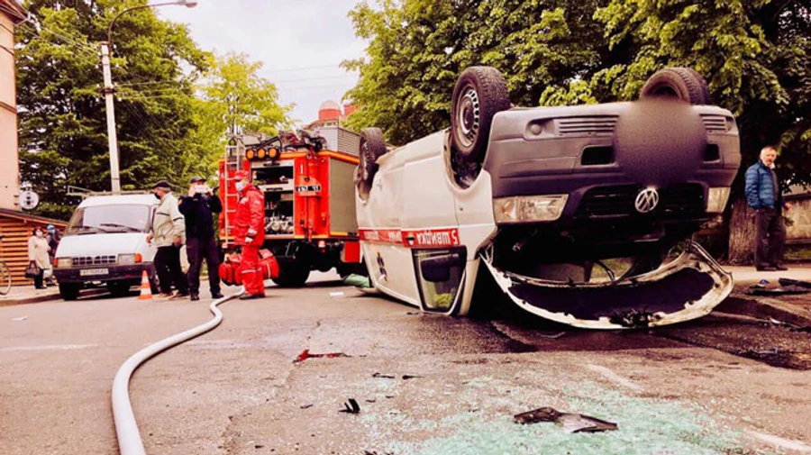Легковик зіткнувся зі швидкою у Франківську: та перевернулася, 3 людини у лікарні
