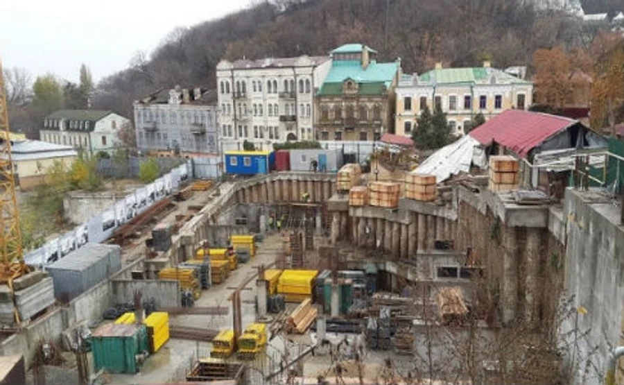 Скандальний готель на Андріївському узвозі: забудовник легалізував паркан