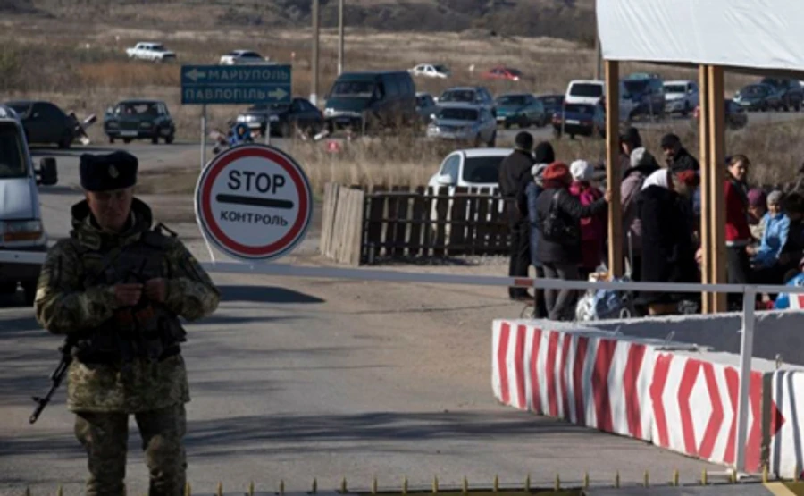 Боевики обстреляли из танка околицы КПВВ Гнутово, где находились гражданские