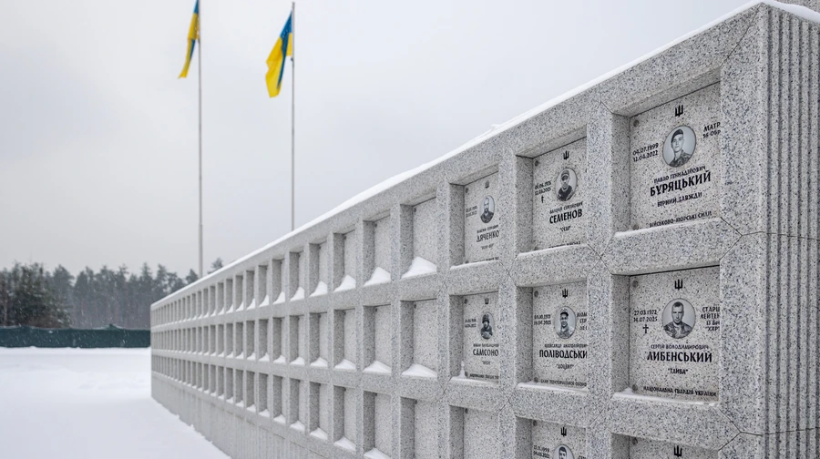 Офіс омбудсмана просить Раду прибрати заборону на поховання військових із судимістю на НВМК