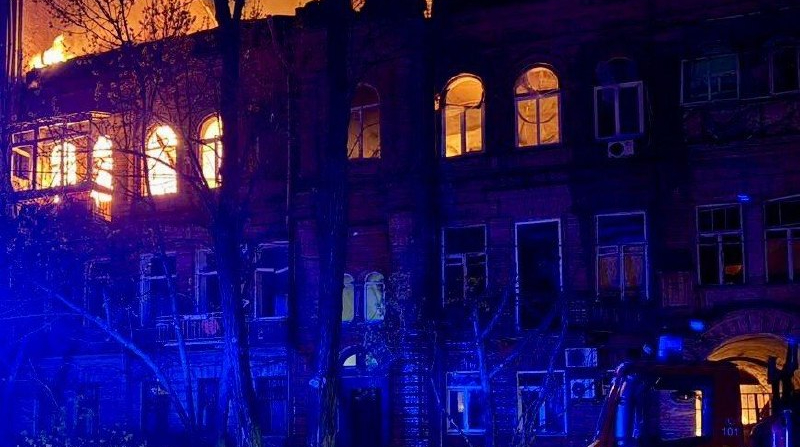 Росіяни завдали ударів по житлових кварталах Дніпра, виникли пожежі, є потерпілі