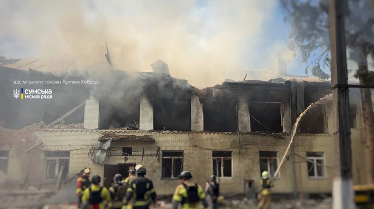 Росіяни з дронів поцілили по дитячому садочку в центрі Сум: триває рятувальна операція