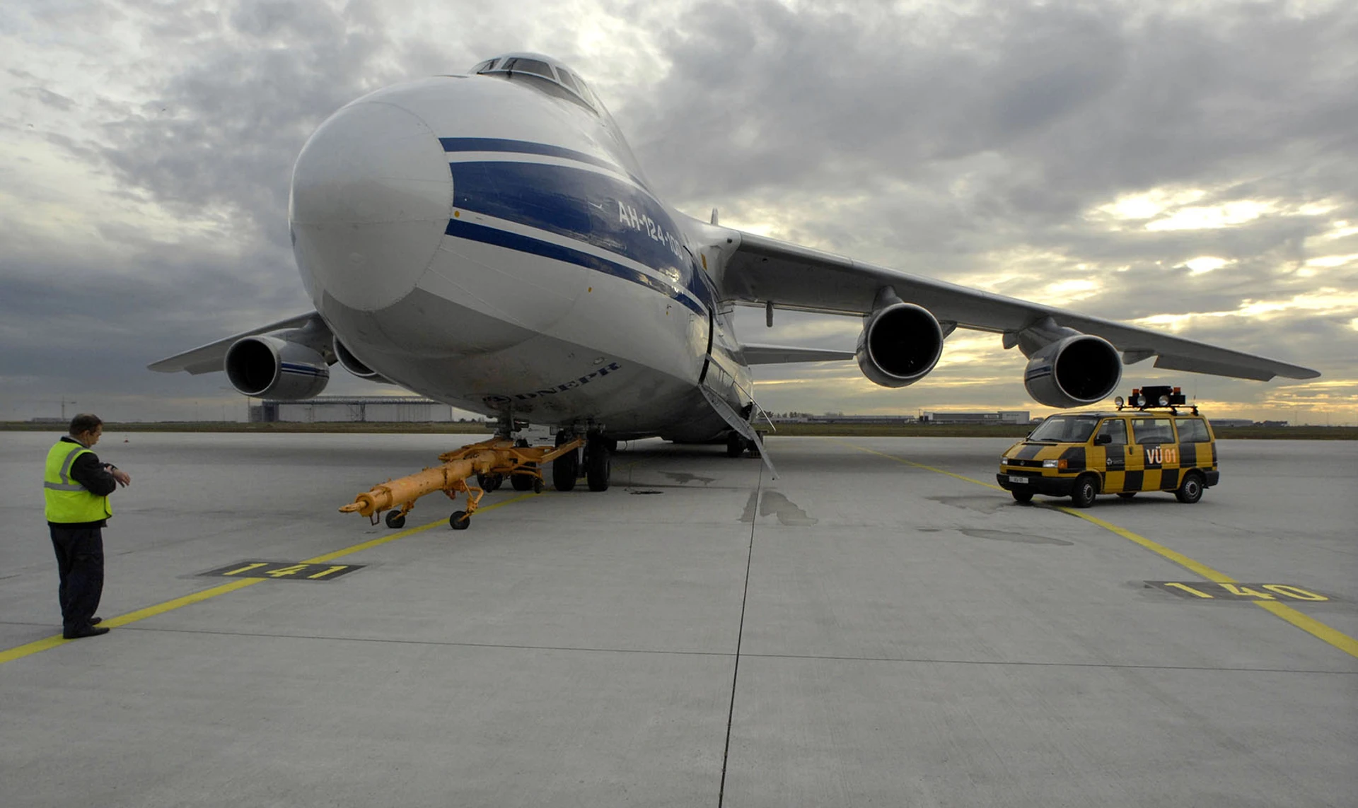 Hunting for Ruslan cargo planes. Will Russian An-124 aircraft stuck in Germany and Canada join Ukraine's fleet?